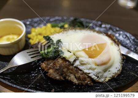 目玉焼きハンバーグ 目玉焼きハンバーグ 125199579