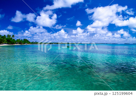 オセアニア・ポリネシアの島国ツバル 首都のフナフティ環礁フォンガファレ島の青が鮮やかなラグーン オセアニア・ポリネシアの島国ツバル 首都のフナフティ環礁フォンガファレ島の青が鮮やかなラグーン 125199604