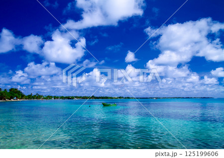 オセアニア・ポリネシアの島国ツバル 首都のフナフティ環礁フォンガファレ島の青が鮮やかなラグーン オセアニア・ポリネシアの島国ツバル 首都のフナフティ環礁フォンガファレ島の青が鮮やかなラグーン 125199606