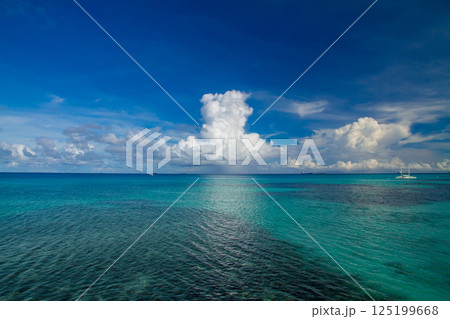 オセアニア・ポリネシアの島国ツバル　首都のフナフティ環礁フォンガファレ島のラグーンとスコール雲 125199668