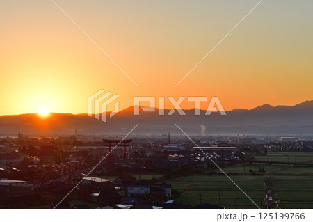 朝の弥彦大鳥居(新潟県) 朝の弥彦大鳥居(新潟県) 125199766