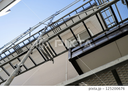 くさび足場をかけた古い一戸建の工事現場 くさび足場をかけた古い一戸建の工事現場 125200676