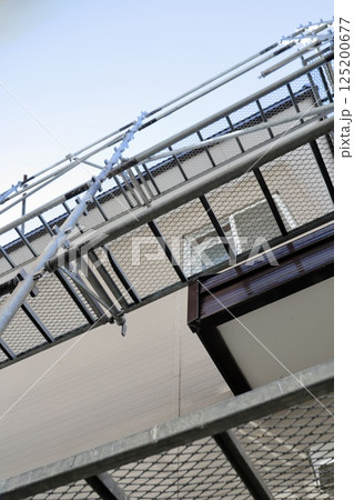 くさび足場をかけた古い一戸建の工事現場 125200677