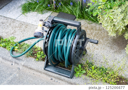 リールに巻かれた濃いグリーンのホース リールに巻かれた濃いグリーンのホース 125200877