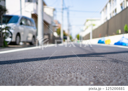 住宅街で新しく舗装された道路のクローズアップ 住宅街で新しく舗装された道路のクローズアップ 125200881