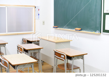 学校の教室のイメージ 125201132