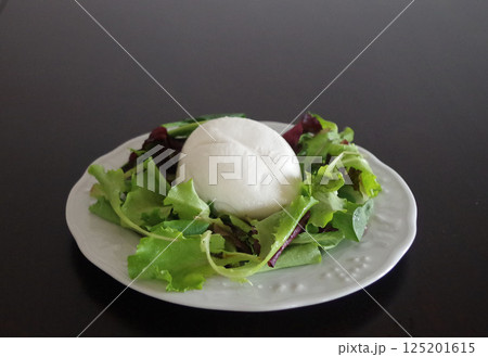 モッツァレラチーズ チーズ 乳製品 野菜サラダ イタリアン 125201615