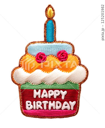 「Happy Birthday」の文字と誕生日ケーキの刺繍のワッペン 125201982