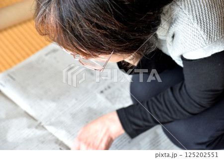 新聞を読むシニア 125202551