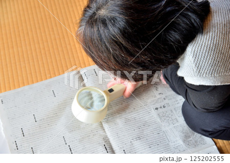 新聞を読むシニア 125202555