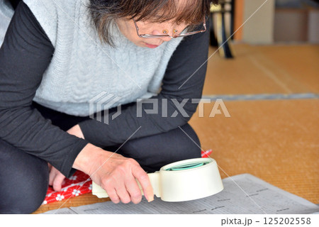 新聞を読むシニア 125202558