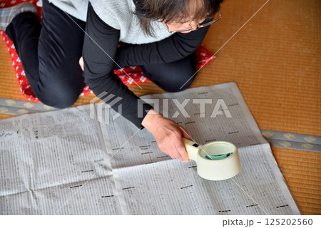 新聞を読むシニア 125202560