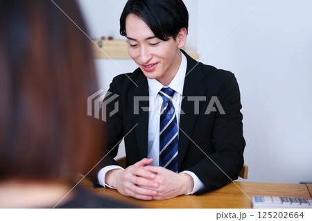 自宅訪問のセールスイメージ 自宅訪問のセールスイメージ 125202664