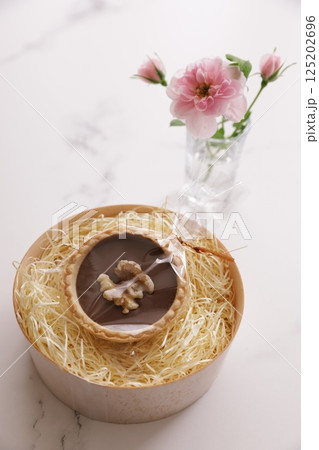 ミニバラとチョコ菓子 ミニバラとチョコ菓子 125202696