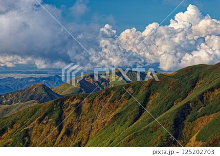 飯豊連峰・門内岳から見る北方稜線と朳差岳 飯豊連峰・門内岳から見る北方稜線と朳差岳 125202703