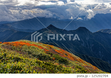 飯豊連峰・門内岳から見る雲湧く夕暮れの山並み 125202704