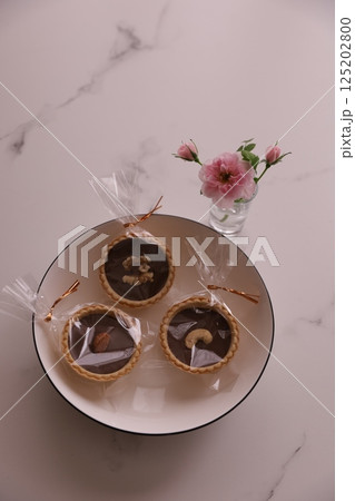 ミニバラとチョコ菓子 ミニバラとチョコ菓子 125202800