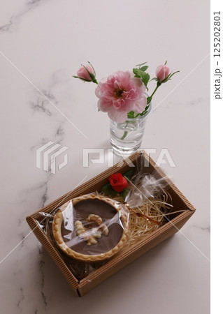 ミニバラとチョコ菓子 ミニバラとチョコ菓子 125202801