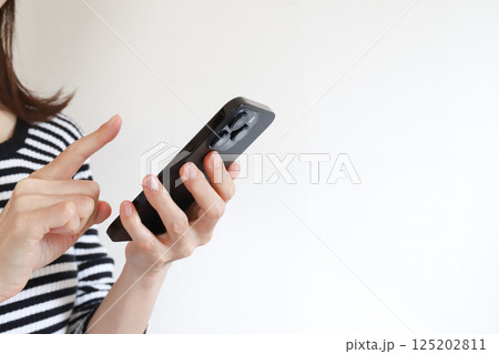 スマホを使う女性 125202811