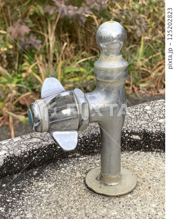 公園にある水道の蛇口 125202823