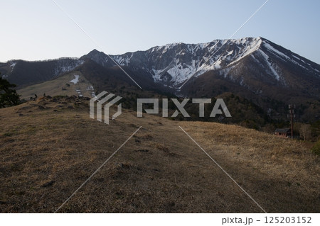 雪が残る鳥取県の春の伯耆大山と北壁 125203152