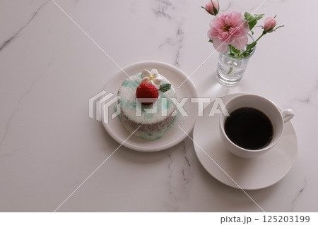 イチゴがのったお菓子でリラックス 125203199