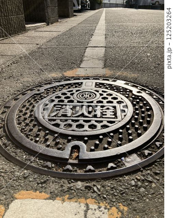 千葉県市川市妙典にある消火栓のマンホール蓋 125203264