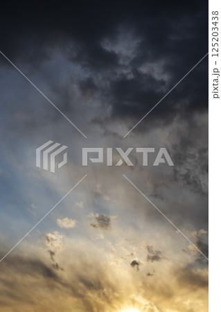 夕陽に照らされる暗雲 125203438