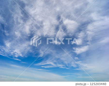 青空に広がる筋雲のような白い雲 125203440