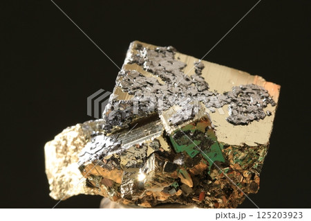 共生鉱物（黄鉄鉱／方鉛鉱） 125203923