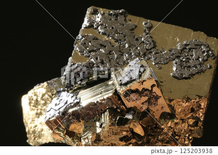 共生鉱物（黄鉄鉱／方鉛鉱） 125203938