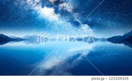 星空と雪山が映る神秘的な青い湖2 125204105