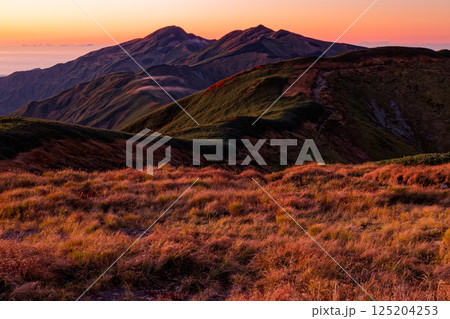 飯豊連峰・御西岳から見る残照の北股岳への稜線 125204253