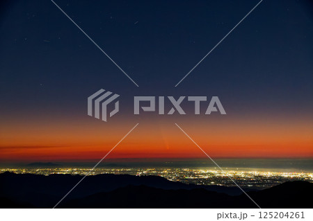 飯豊連峰・御西岳から見る新潟平野の街明かりと紫金山・ATLAS彗星 125204261