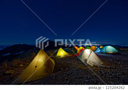 夜の飯豊連峰・御西小屋のテント場と月明りの大日岳 夜の飯豊連峰・御西小屋のテント場と月明りの大日岳 125204262