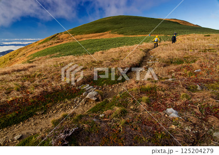 飯豊連峰・主稜線縦走路を行く登山者と御西岳 125204279