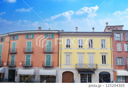 北イタリアの町 旧市街の町並み　カラフルな建物 イタリア 125204305