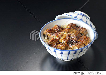 うな丼を黒背景で撮影 125204520