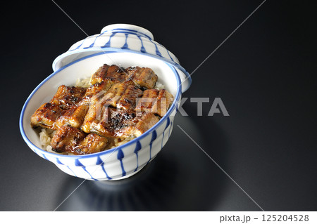 うな丼を黒背景で撮影 うな丼を黒背景で撮影 125204528