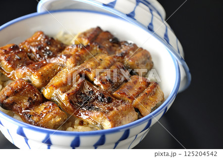 うな丼を黒背景で撮影 125204542