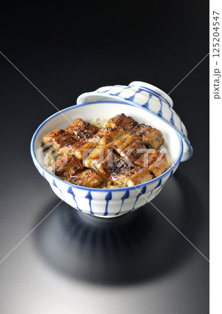 うな丼を黒背景で撮影 うな丼を黒背景で撮影 125204547