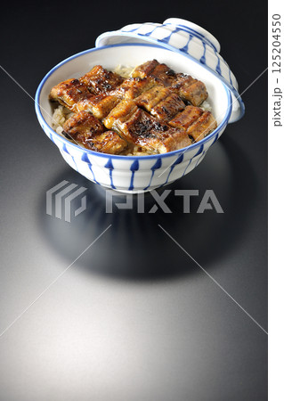 うな丼を黒背景で撮影 うな丼を黒背景で撮影 125204550