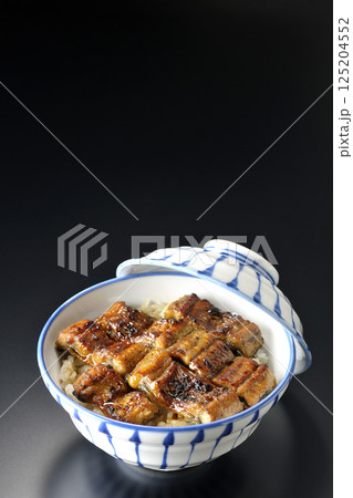 うな丼を黒背景で撮影 うな丼を黒背景で撮影 125204552