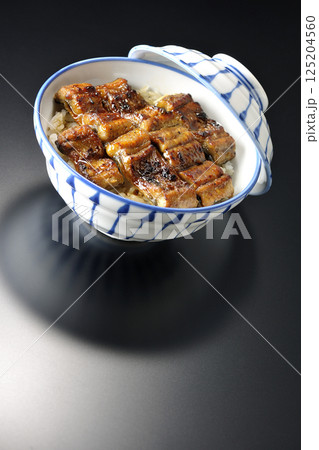 うな丼を黒背景で撮影 125204560