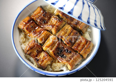 うな丼を黒背景で撮影 うな丼を黒背景で撮影 125204591