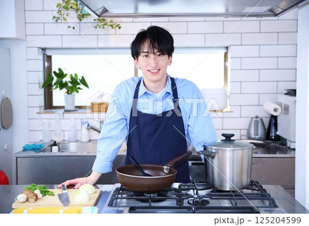 男性のキッチン 料理イメージ 男性のキッチン 料理イメージ 125204599