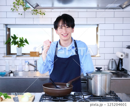男性のキッチン　料理イメージ 125204601