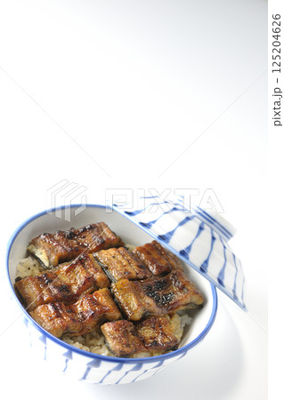 鰻丼を白背景で撮影 125204626