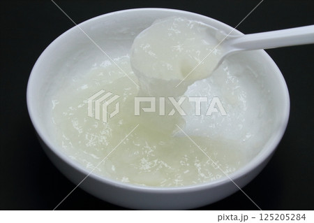 食品添加物(増粘剤)のキサンタンガムを水に溶かした状態 食品添加物(増粘剤)のキサンタンガムを水に溶かした状態 125205284