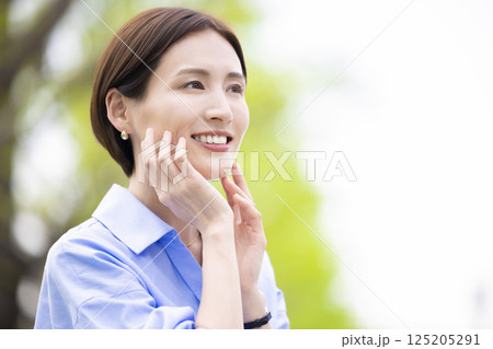 ビューティー 微笑む女性 ビューティー 微笑む女性 125205291